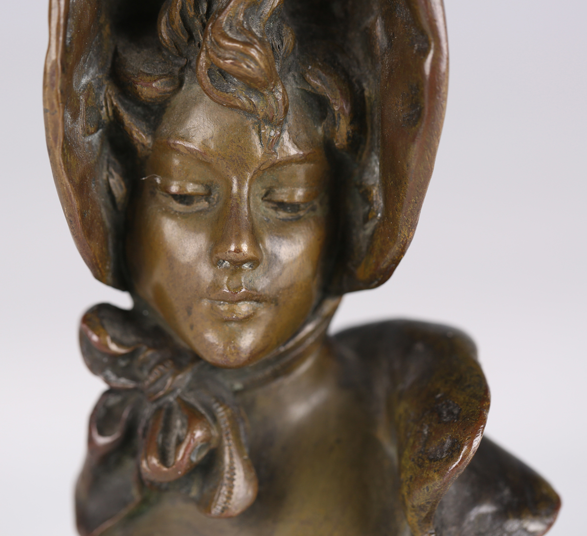 Emanuel Villanis - 'Mlle Lange', a late 19th/early 20th century French patinated cast bronze head - Image 11 of 15