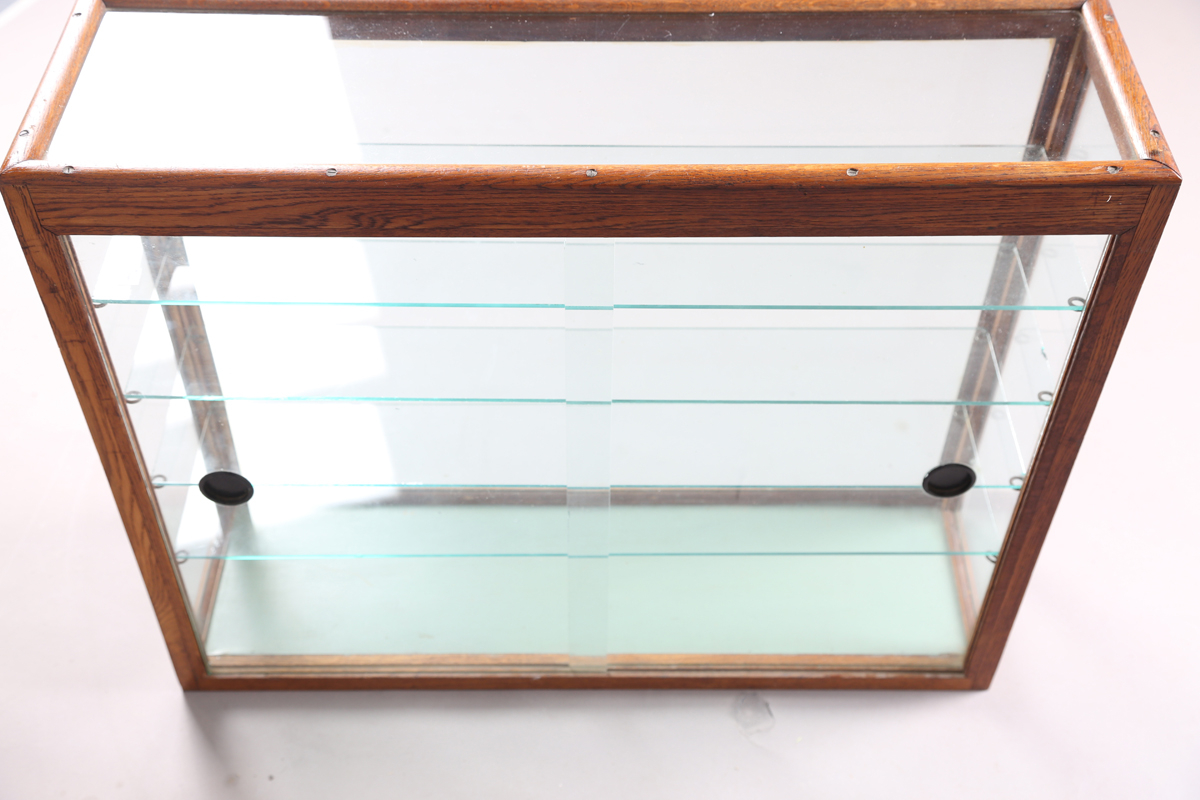 An early 20th century oak framed counter-top display cabinet, fitted with glass shelves and - Image 4 of 7