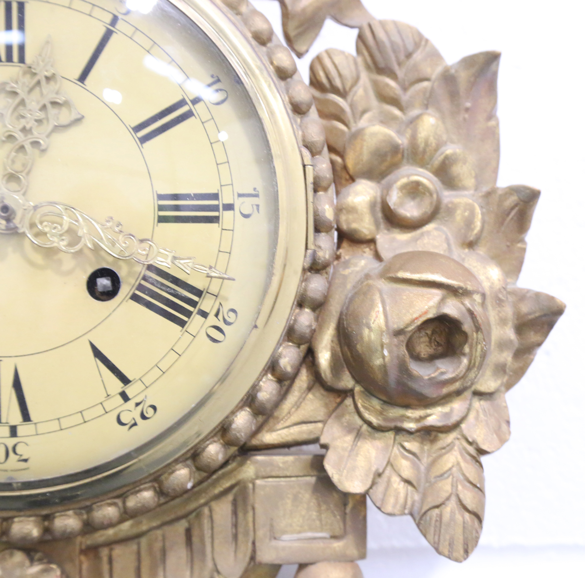 A mid-20th century giltwood and gesso cartel style wall clock with eight day movement striking on - Image 6 of 10