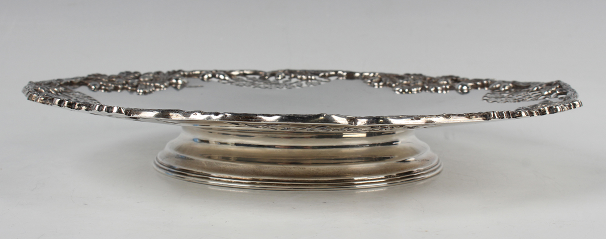 A George VI silver circular low tazza, the naturalistic rim cast with pierced acorn and oak leaf - Image 3 of 5