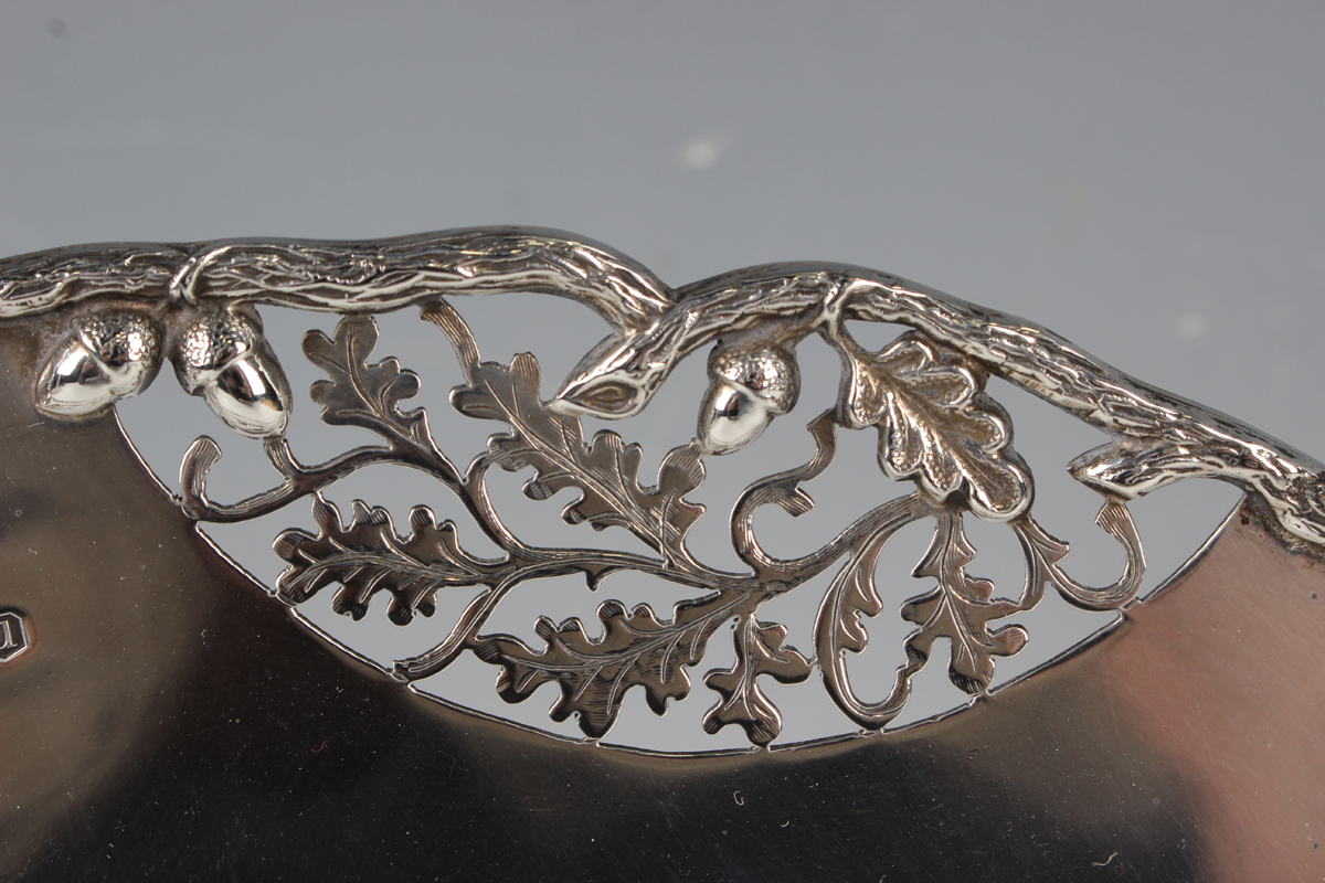 A George VI silver circular low tazza, the naturalistic rim cast with pierced acorn and oak leaf - Image 5 of 5