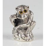 A .925 sterling novelty pin cushion in the form of a seated monkey, height 3cm.Buyer’s Premium 29.4%