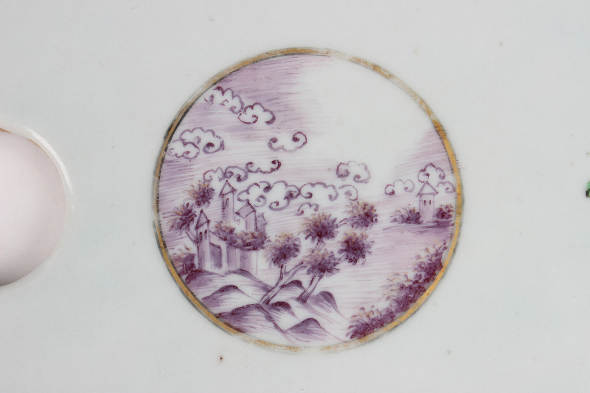 A Chinese export porcelain meat dish and strainer, Qianlong period, the meat dish with shaped rim, - Image 4 of 15