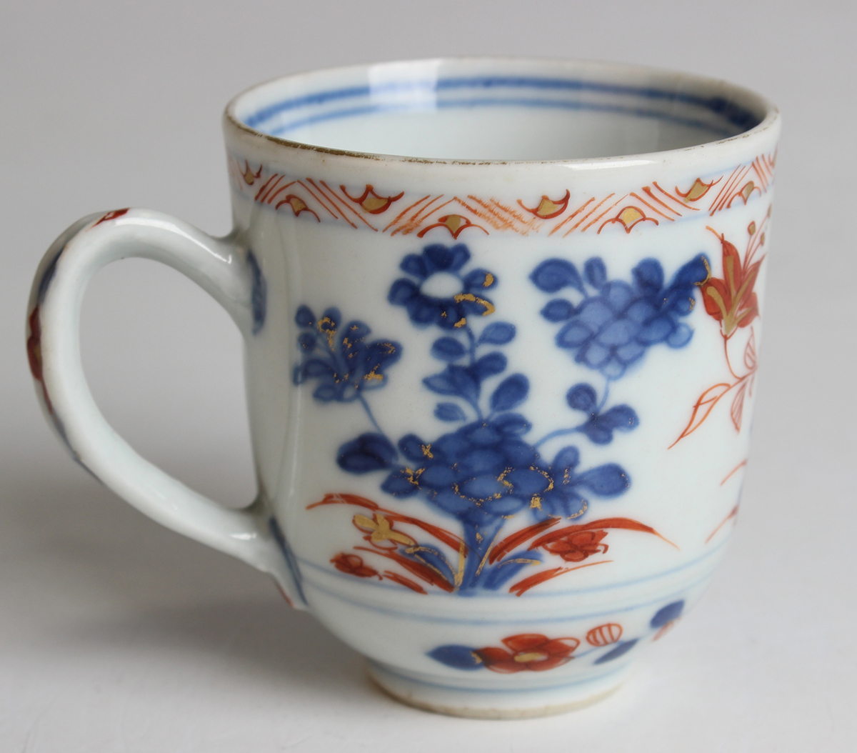 A small group of Chinese pottery, including an Imari mug, Kangxi period, painted with a coastal - Image 25 of 35