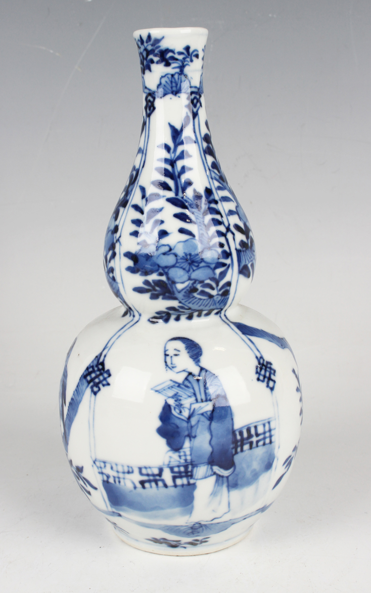 A Chinese blue and white porcelain double gourd shaped vase, mark of Kangxi but late 19th century, - Image 25 of 25