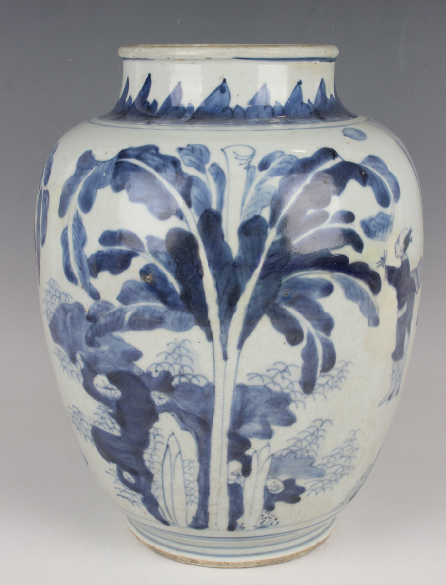 A Chinese blue and white porcelain jar, Transitional period, mid-17th century, of shouldered ovoid - Image 11 of 12