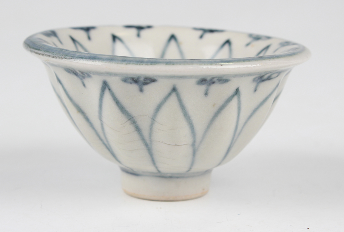 A Chinese Ca Mau shipwreck blue and white Batavian export porcelain teabowl, circa 1730, the - Image 3 of 13