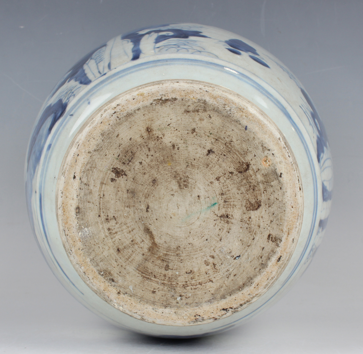 A Chinese blue and white porcelain jar, Transitional period, mid-17th century, of shouldered ovoid - Image 9 of 12