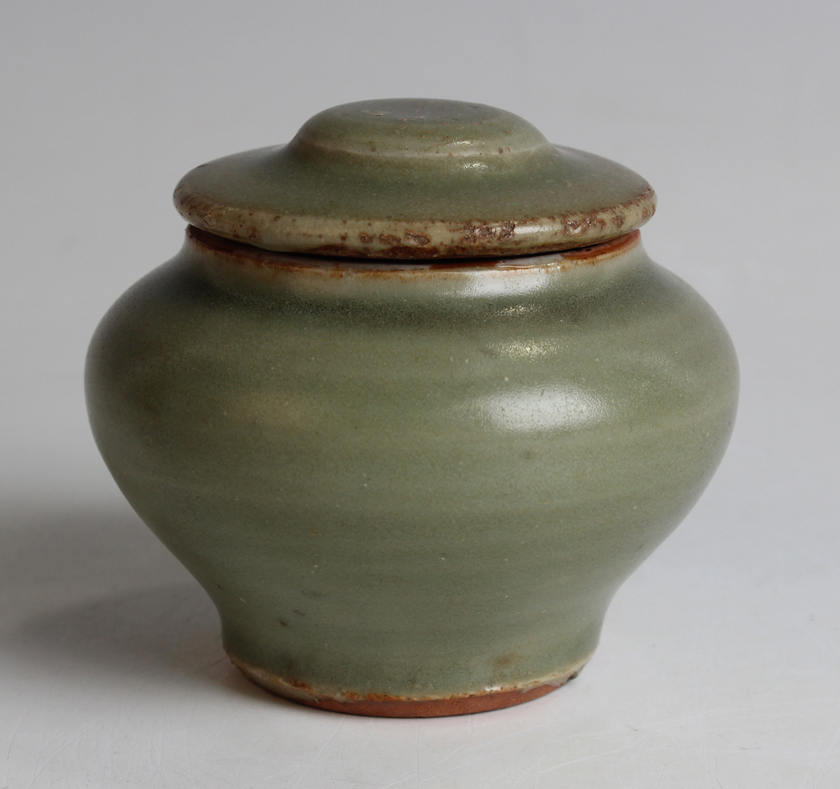 A small group of Chinese pottery, including an Imari mug, Kangxi period, painted with a coastal - Image 22 of 35