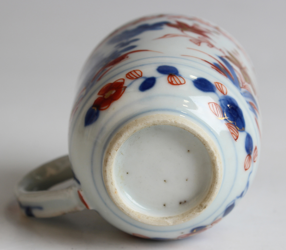 A small group of Chinese pottery, including an Imari mug, Kangxi period, painted with a coastal - Image 23 of 35