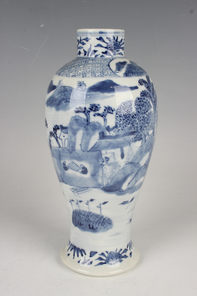 A Chinese blue and white porcelain double gourd shaped vase, mark of Kangxi but late 19th century, - Image 18 of 25