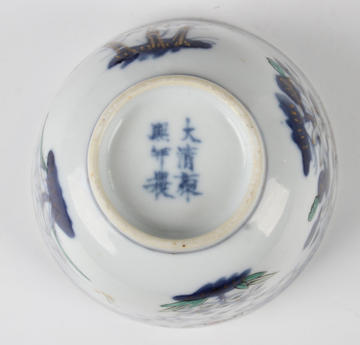 A Chinese underglaze blue and famille rose enamelled porcelain teabowl, mark of Kangxi but late 19th - Image 3 of 11