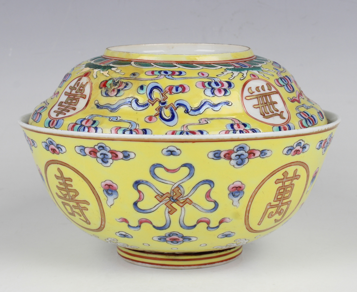 A Chinese famille rose enamelled yellow ground porcelain bowl and matched cover, mark of Guangxu and - Image 15 of 16