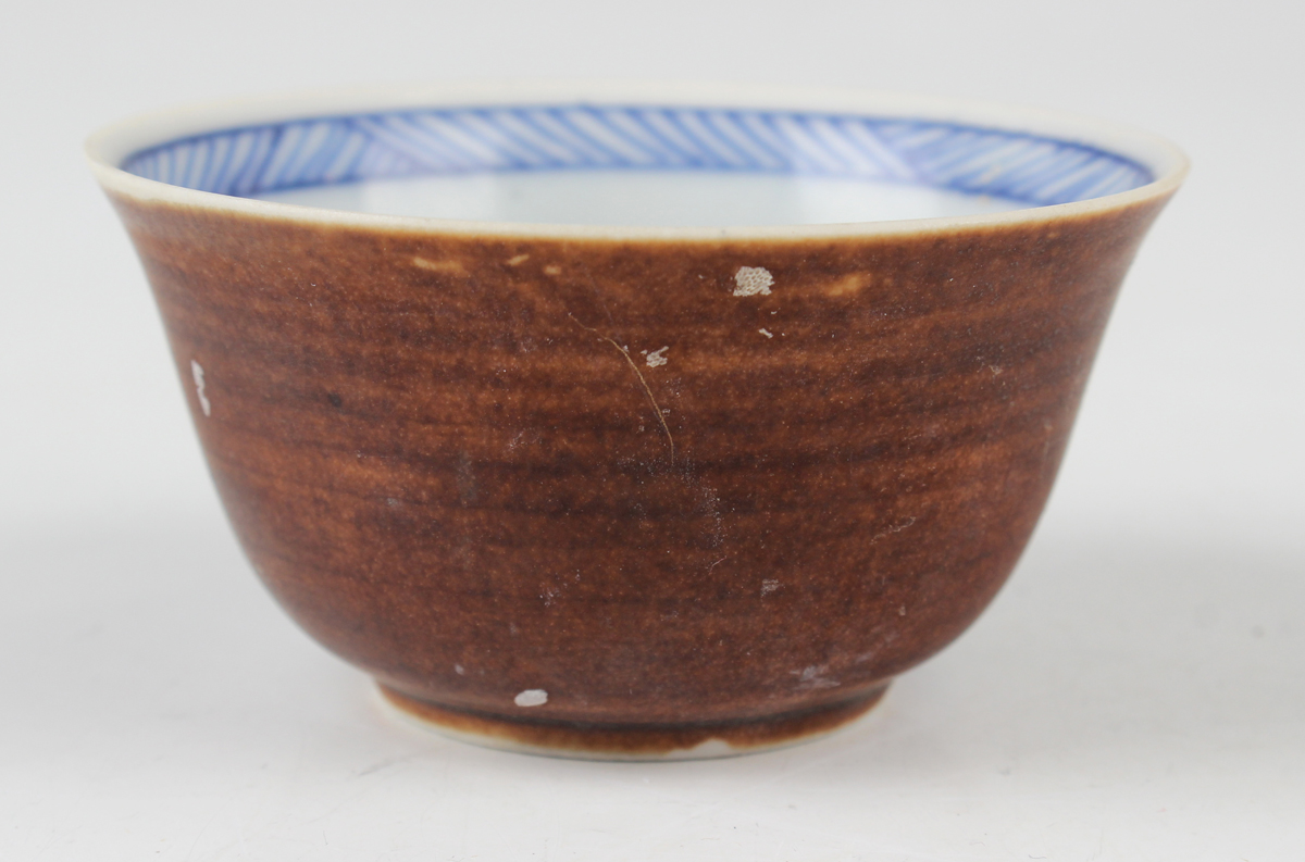 A Chinese Ca Mau shipwreck blue and white Batavian export porcelain teabowl, circa 1730, the - Image 8 of 13