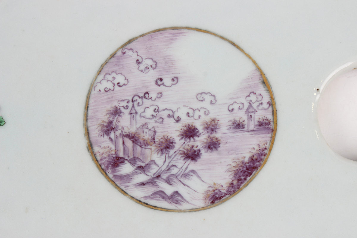 A Chinese export porcelain meat dish and strainer, Qianlong period, the meat dish with shaped rim, - Image 5 of 15