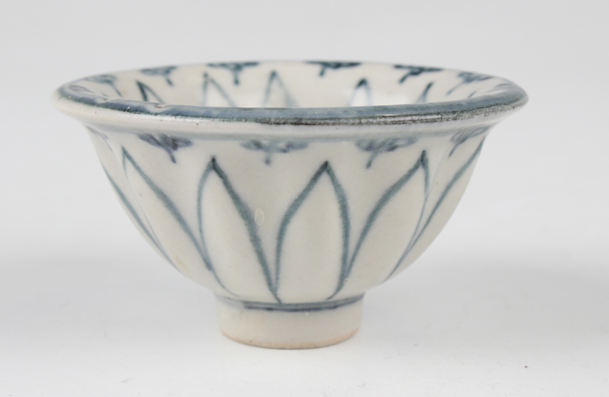 A Chinese Ca Mau shipwreck blue and white Batavian export porcelain teabowl, circa 1730, the - Image 4 of 13