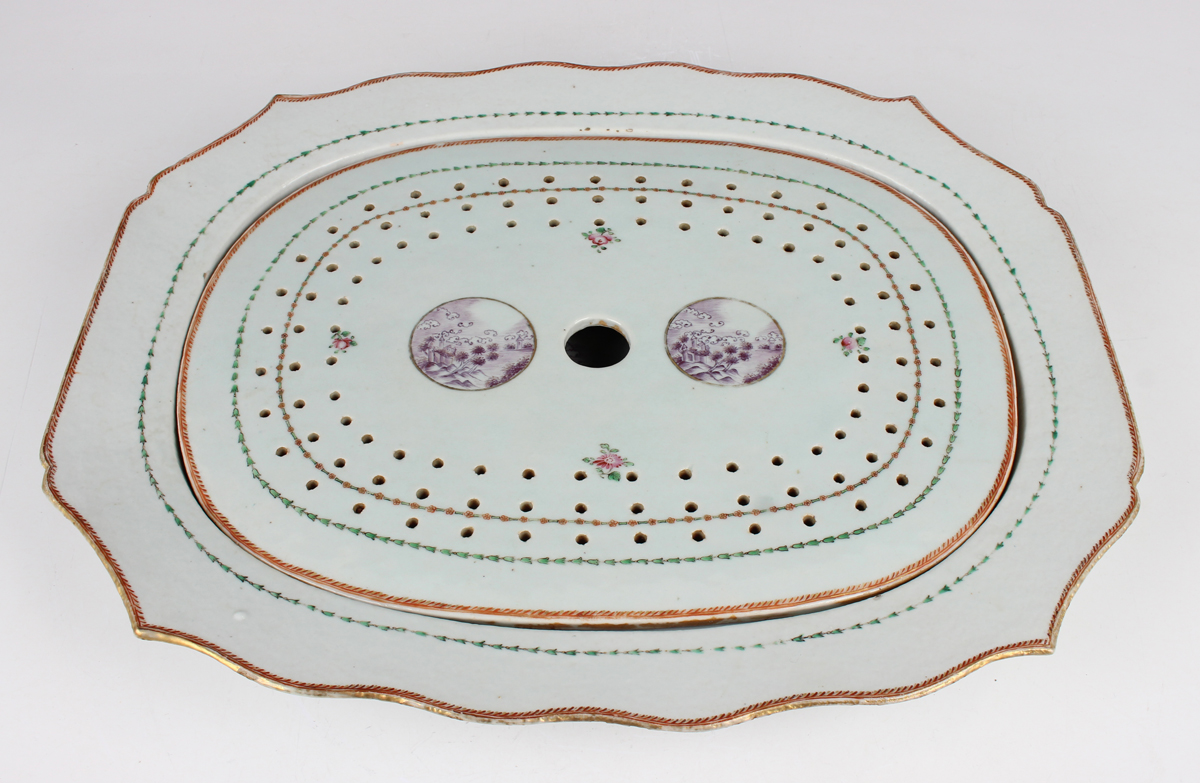 A Chinese export porcelain meat dish and strainer, Qianlong period, the meat dish with shaped rim, - Image 7 of 15