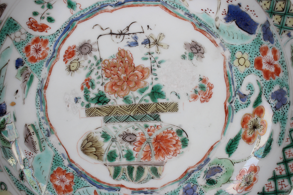 A Chinese famille verte export porcelain saucer dish, Kangxi period, the centre painted with a - Image 13 of 13