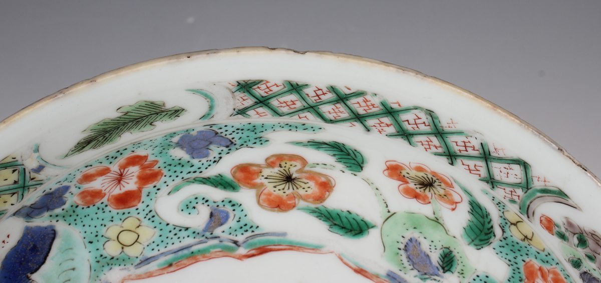 A Chinese famille verte export porcelain saucer dish, Kangxi period, the centre painted with a - Image 5 of 13