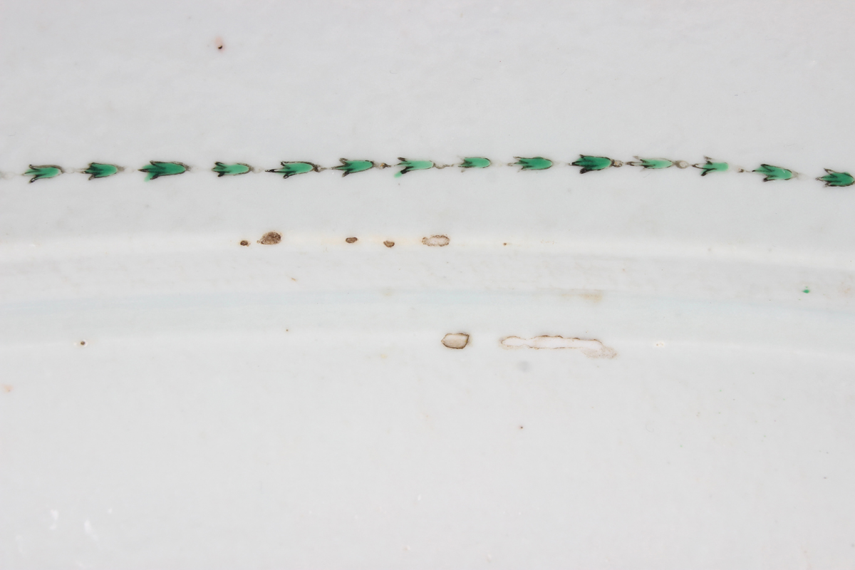 A Chinese export porcelain meat dish and strainer, Qianlong period, the meat dish with shaped rim, - Image 9 of 15