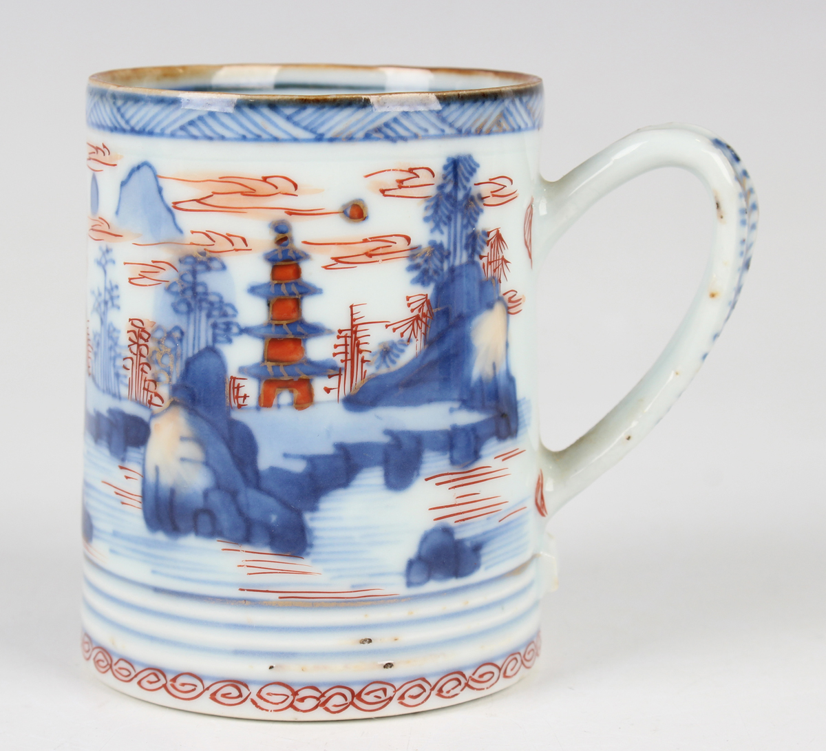 A small group of Chinese pottery, including an Imari mug, Kangxi period, painted with a coastal - Image 33 of 35