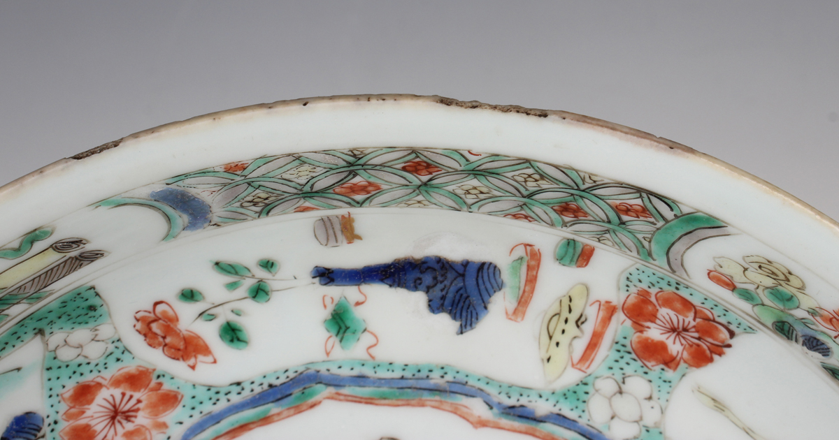 A Chinese famille verte export porcelain saucer dish, Kangxi period, the centre painted with a - Image 2 of 13
