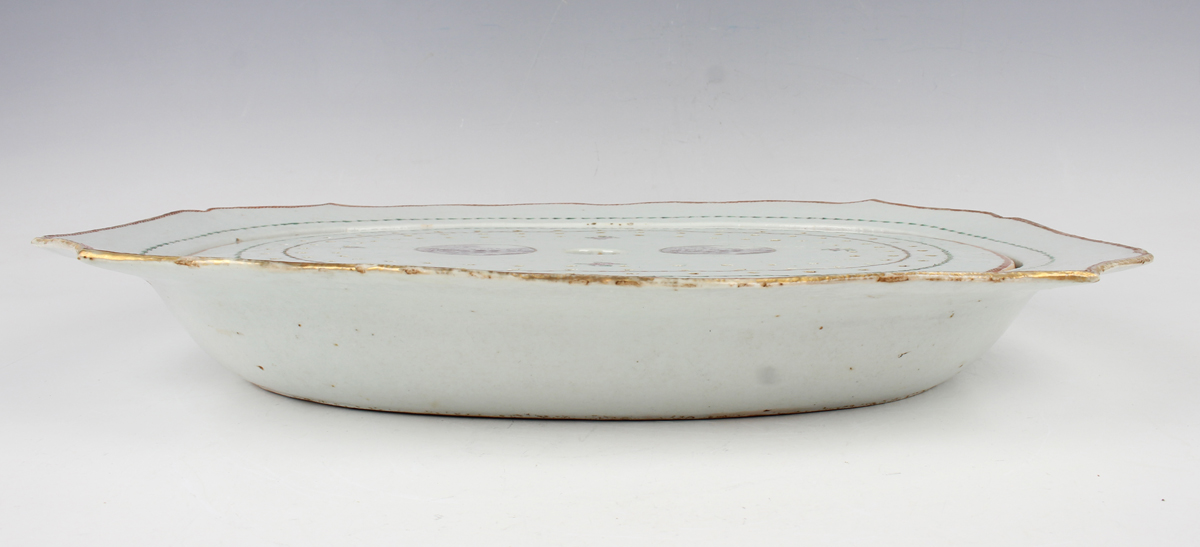 A Chinese export porcelain meat dish and strainer, Qianlong period, the meat dish with shaped rim, - Image 2 of 15