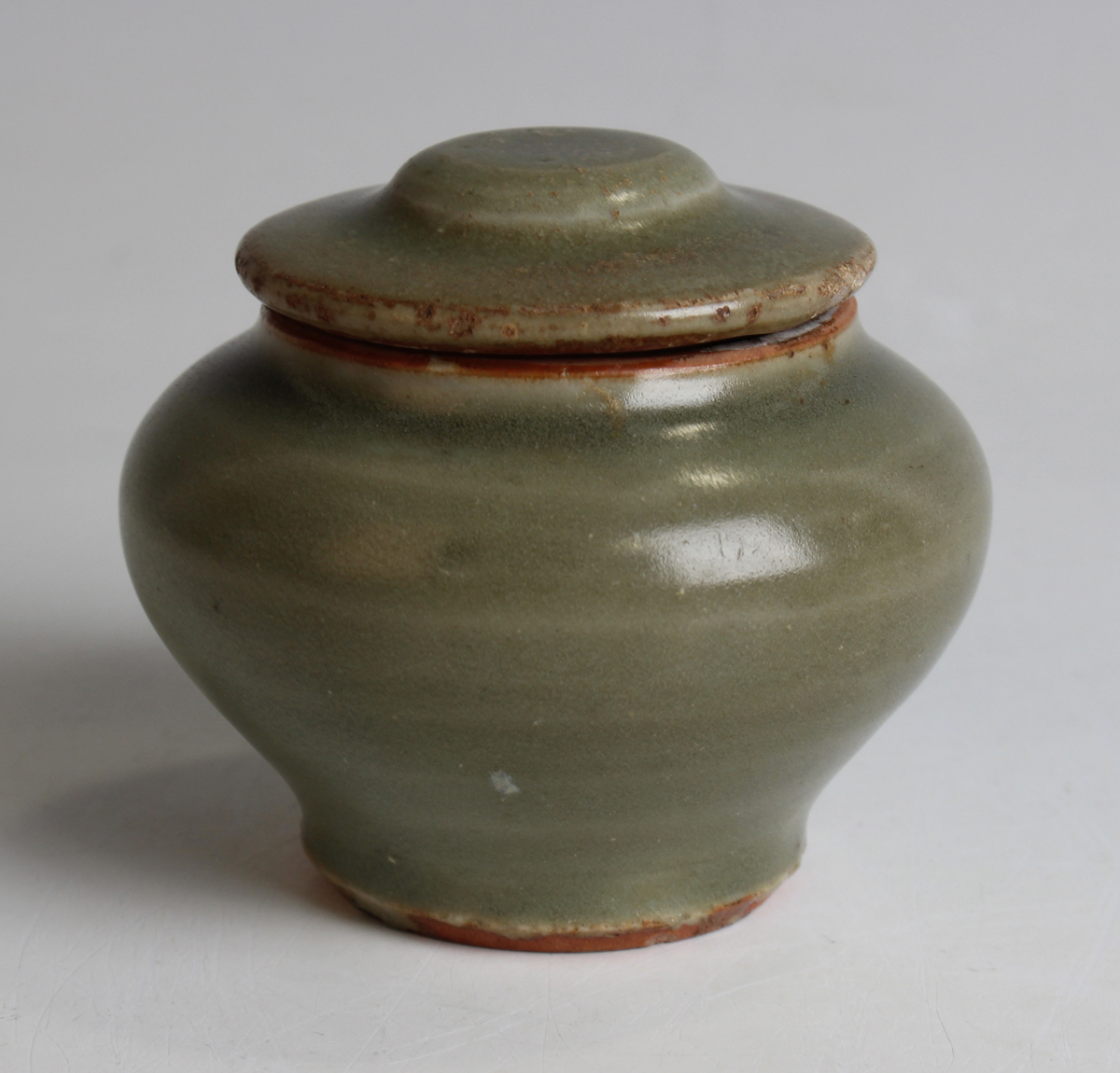 A small group of Chinese pottery, including an Imari mug, Kangxi period, painted with a coastal - Image 21 of 35