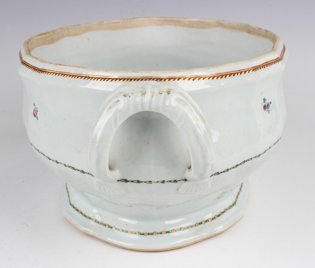 A Chinese export porcelain soup tureen, cover and stand, Qianlong period, each of shaped oval - Image 13 of 20