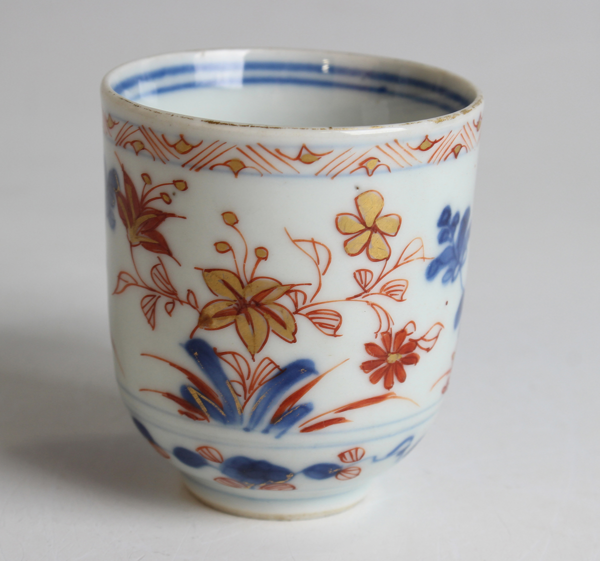 A small group of Chinese pottery, including an Imari mug, Kangxi period, painted with a coastal - Image 26 of 35