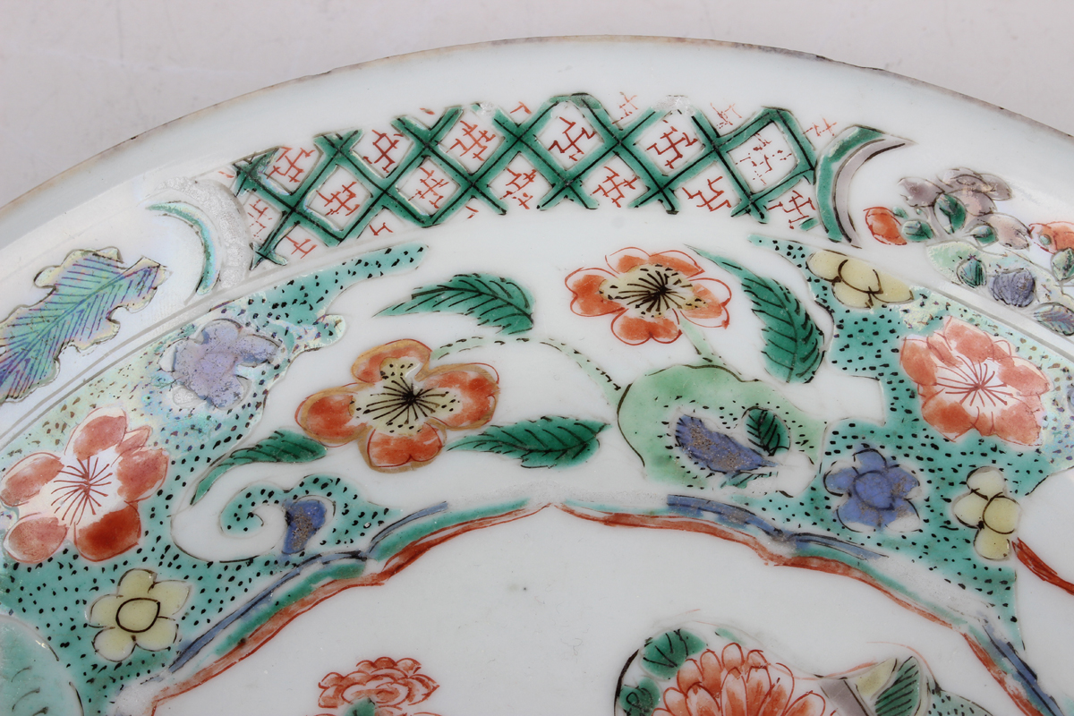 A Chinese famille verte export porcelain saucer dish, Kangxi period, the centre painted with a - Image 8 of 13