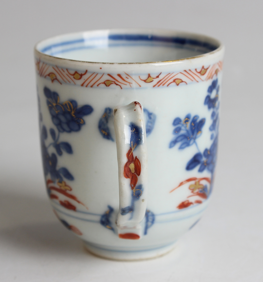 A small group of Chinese pottery, including an Imari mug, Kangxi period, painted with a coastal - Image 24 of 35