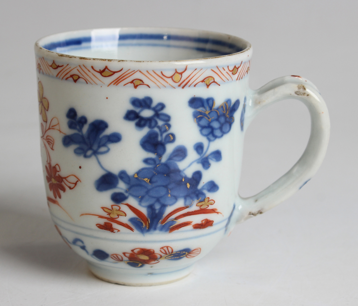 A small group of Chinese pottery, including an Imari mug, Kangxi period, painted with a coastal - Image 27 of 35