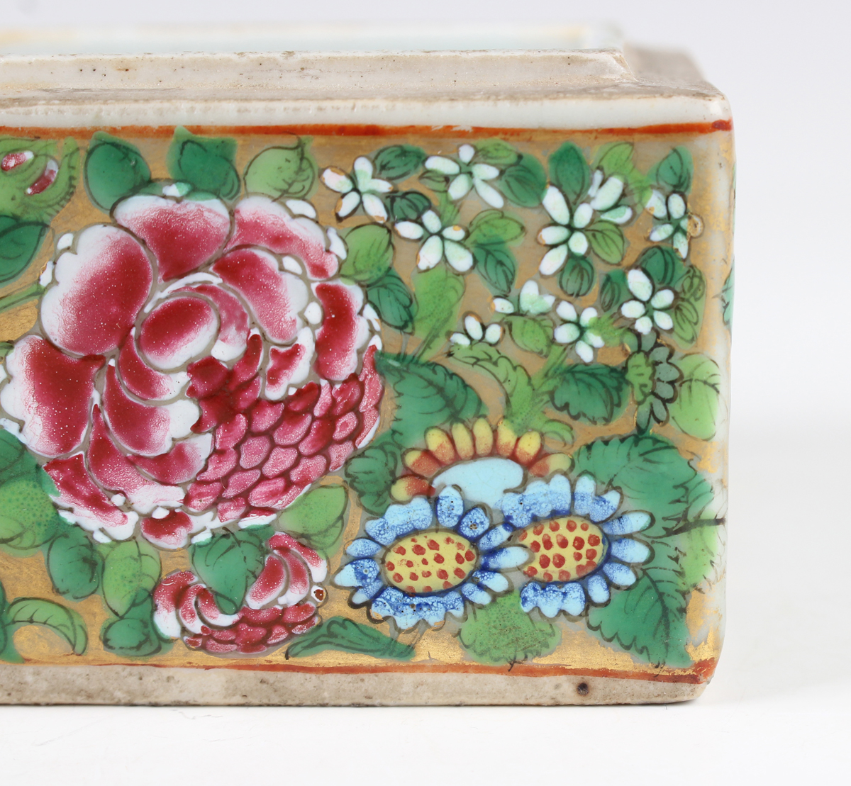 A Chinese Canton famille rose rectangular porcelain box and cover, mid-19th century, the top painted - Image 5 of 16