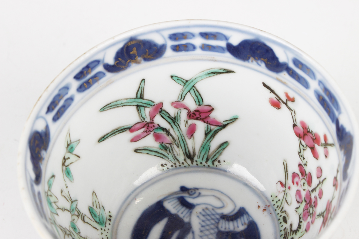 A Chinese underglaze blue and famille rose enamelled porcelain teabowl, mark of Kangxi but late 19th - Image 7 of 11
