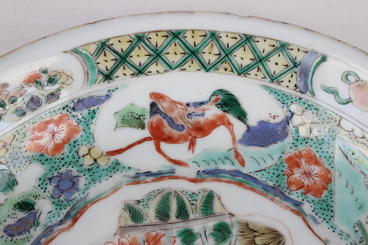 A Chinese famille verte export porcelain saucer dish, Kangxi period, the centre painted with a - Image 9 of 13