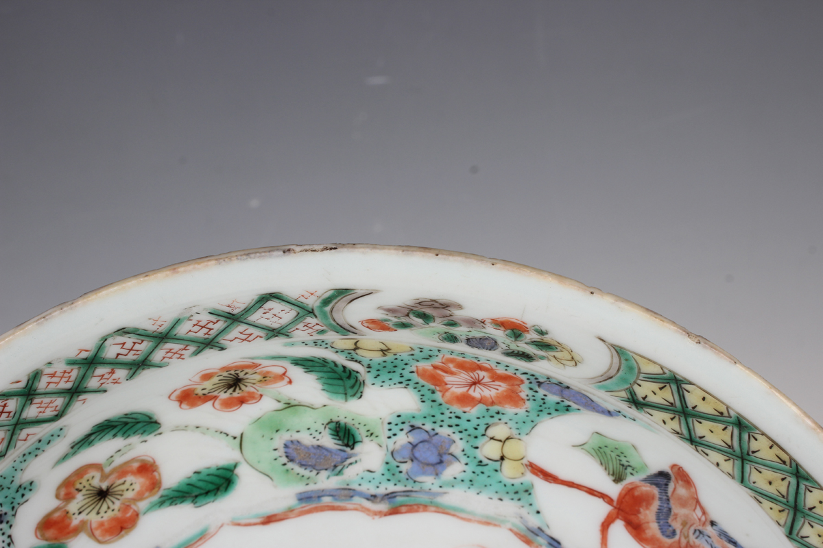 A Chinese famille verte export porcelain saucer dish, Kangxi period, the centre painted with a - Image 4 of 13