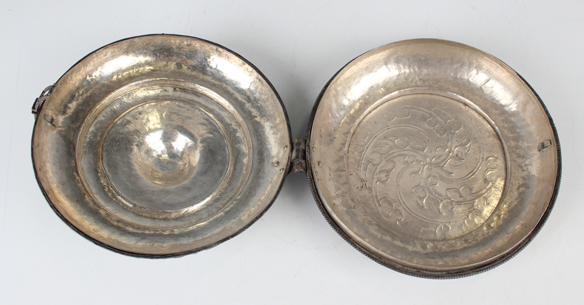 A South-east Asian white metal and parcel gilt circular box and cover, probably Tibetan or Chinese - Image 3 of 8