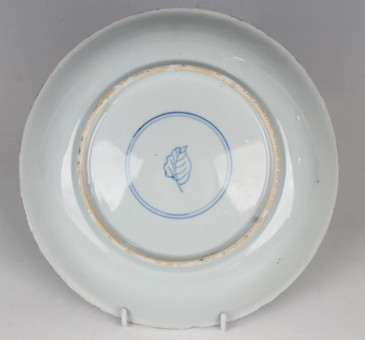 A Chinese famille verte export porcelain saucer dish, Kangxi period, the centre painted with a - Image 7 of 13