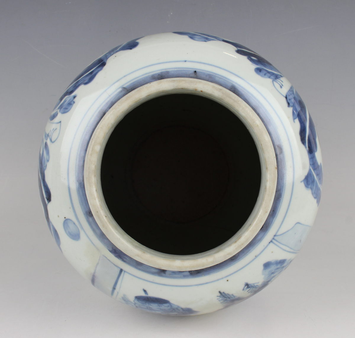 A Chinese blue and white porcelain jar, Transitional period, mid-17th century, of shouldered ovoid - Image 10 of 12