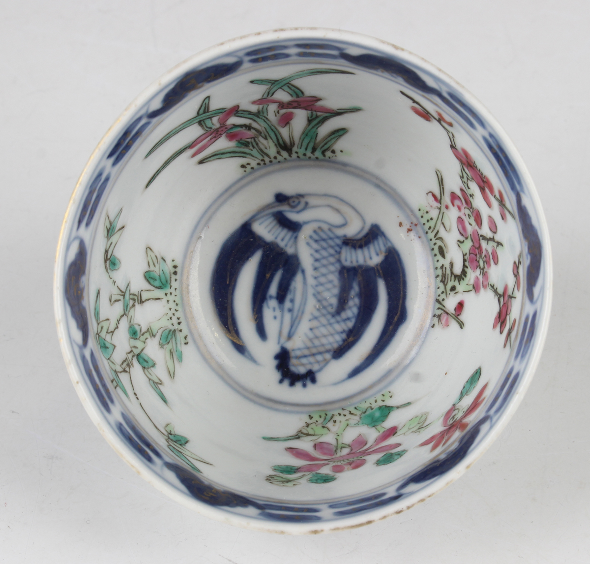 A Chinese underglaze blue and famille rose enamelled porcelain teabowl, mark of Kangxi but late 19th - Image 8 of 11