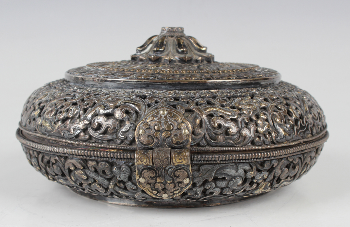 A South-east Asian white metal and parcel gilt circular box and cover, probably Tibetan or Chinese - Image 5 of 8