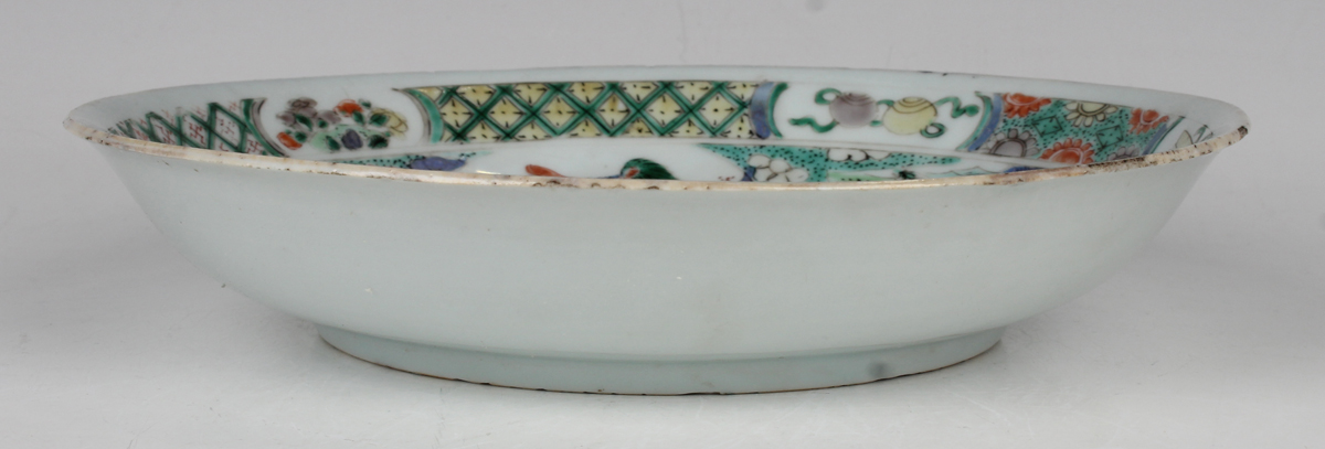 A Chinese famille verte export porcelain saucer dish, Kangxi period, the centre painted with a - Image 6 of 13