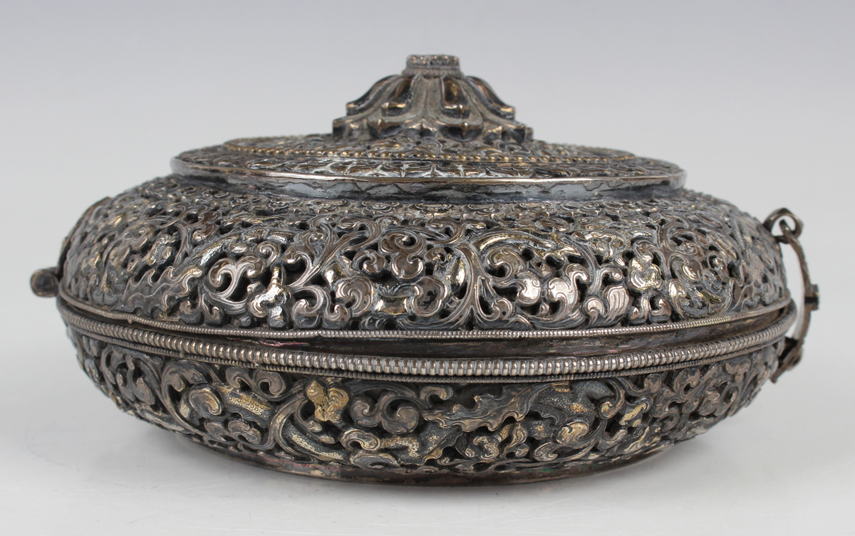 A South-east Asian white metal and parcel gilt circular box and cover, probably Tibetan or Chinese - Image 4 of 8