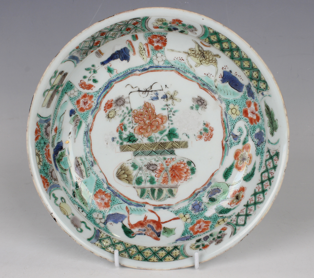 A Chinese famille verte export porcelain saucer dish, Kangxi period, the centre painted with a