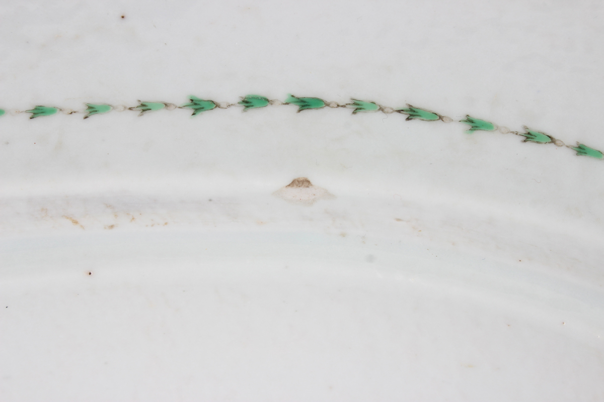 A Chinese export porcelain meat dish and strainer, Qianlong period, the meat dish with shaped rim, - Image 8 of 15