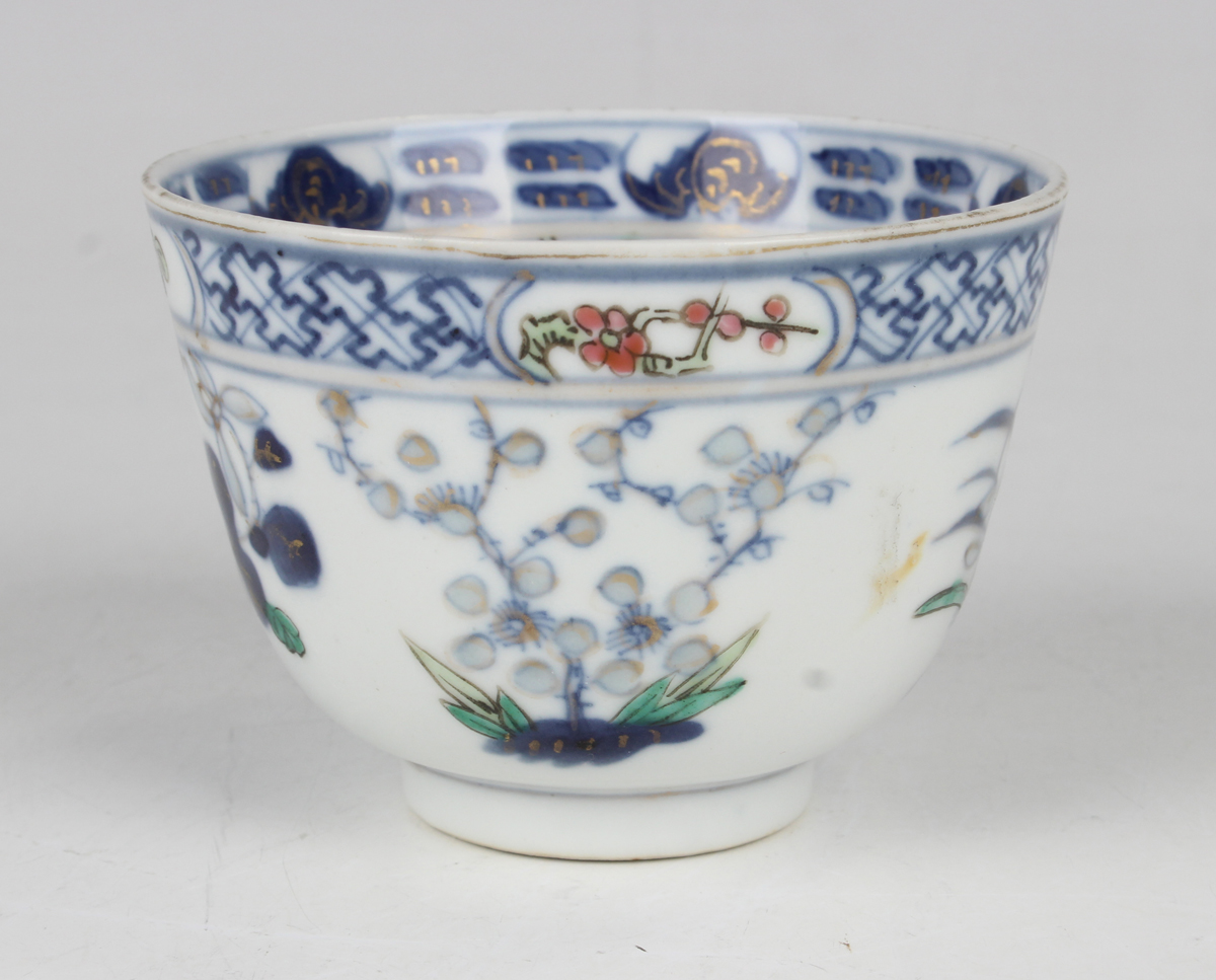 A Chinese underglaze blue and famille rose enamelled porcelain teabowl, mark of Kangxi but late 19th - Image 11 of 11