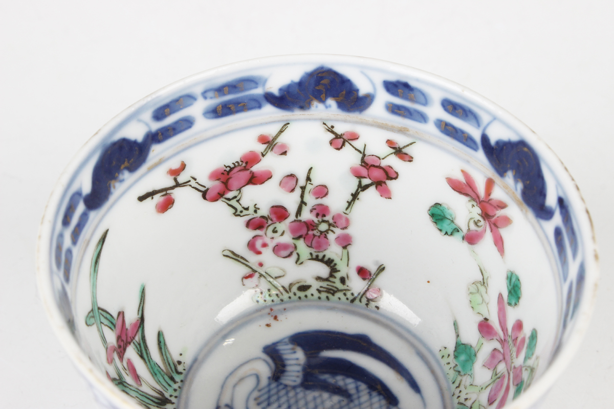 A Chinese underglaze blue and famille rose enamelled porcelain teabowl, mark of Kangxi but late 19th - Image 6 of 11