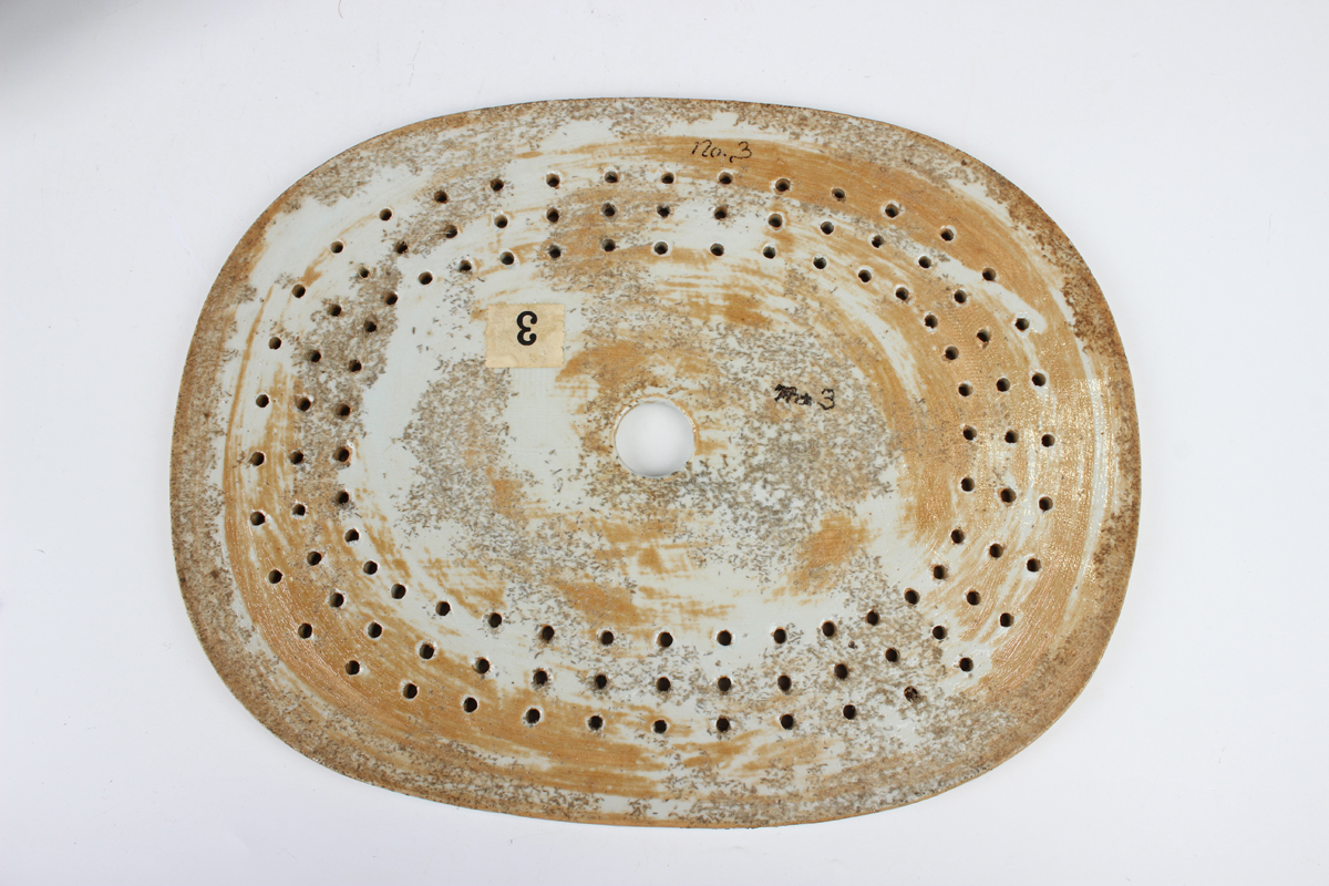 A Chinese export porcelain meat dish and strainer, Qianlong period, the meat dish with shaped rim, - Image 3 of 15