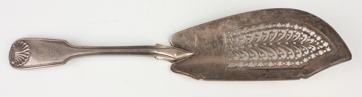 A George IV silver Fiddle, Thread and Shell pattern fish slice, the blade pierced with stars and